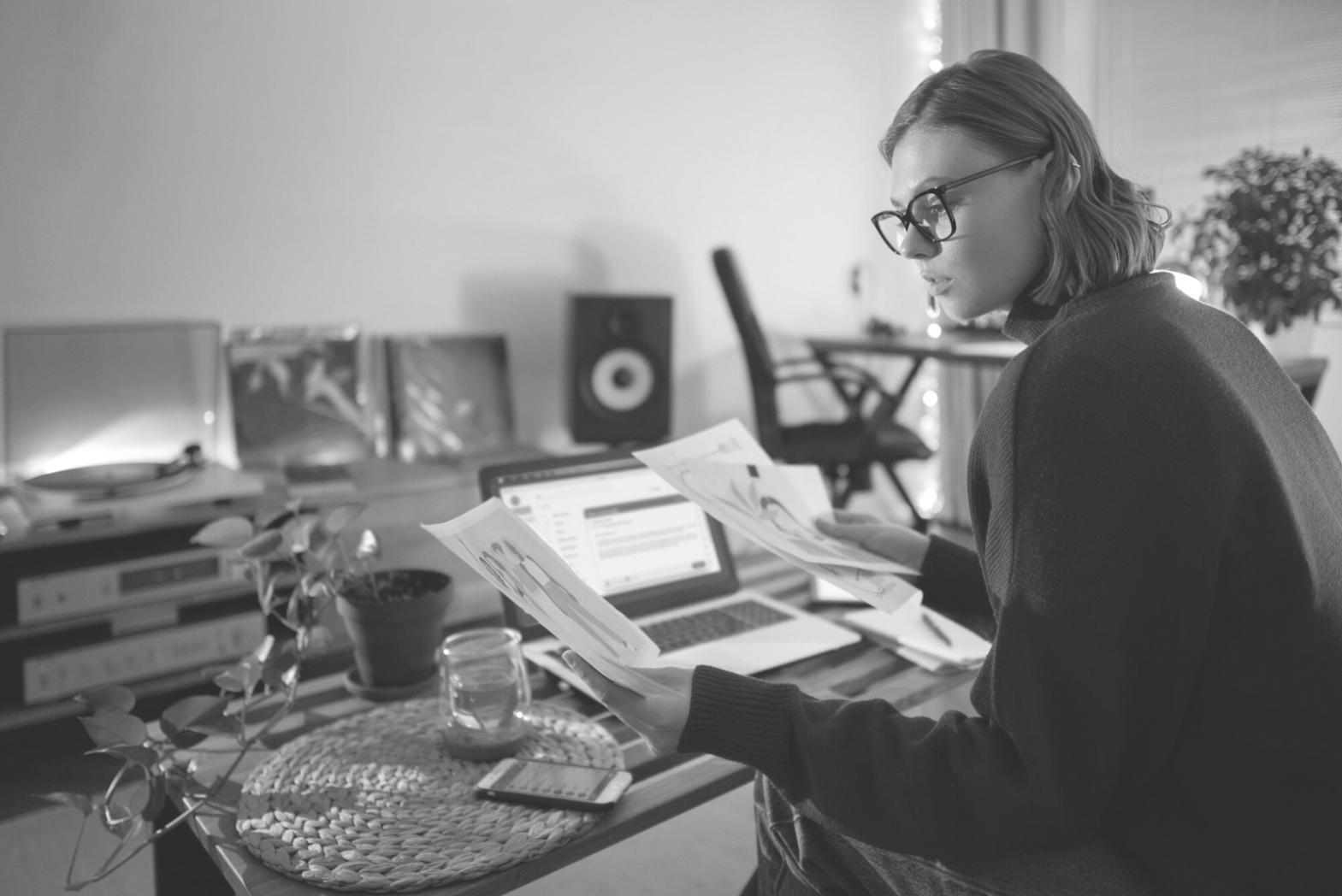 Professionnels travaillant sur des stratégies marketing